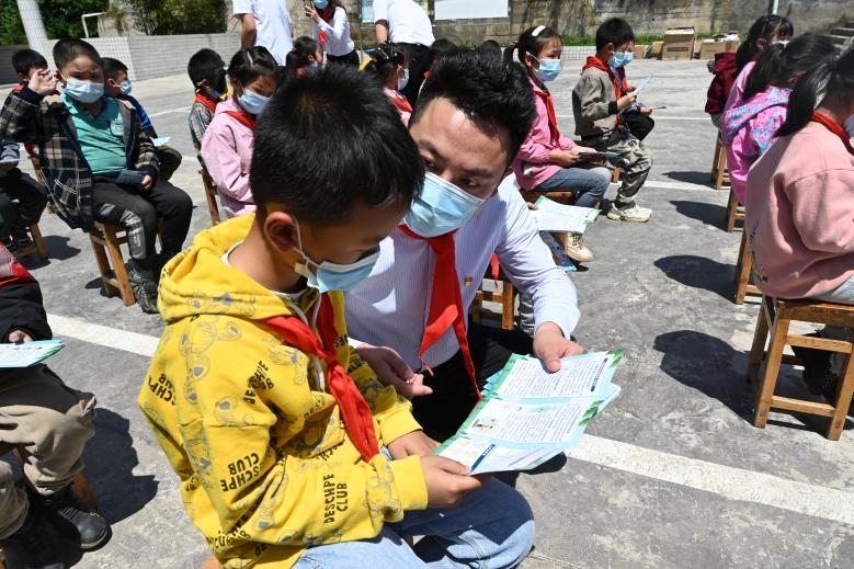 2022.5.30敘古公司團(tuán)委走進(jìn)枧槽苗族群英小學(xué)開展志愿服務(wù)活動2.png