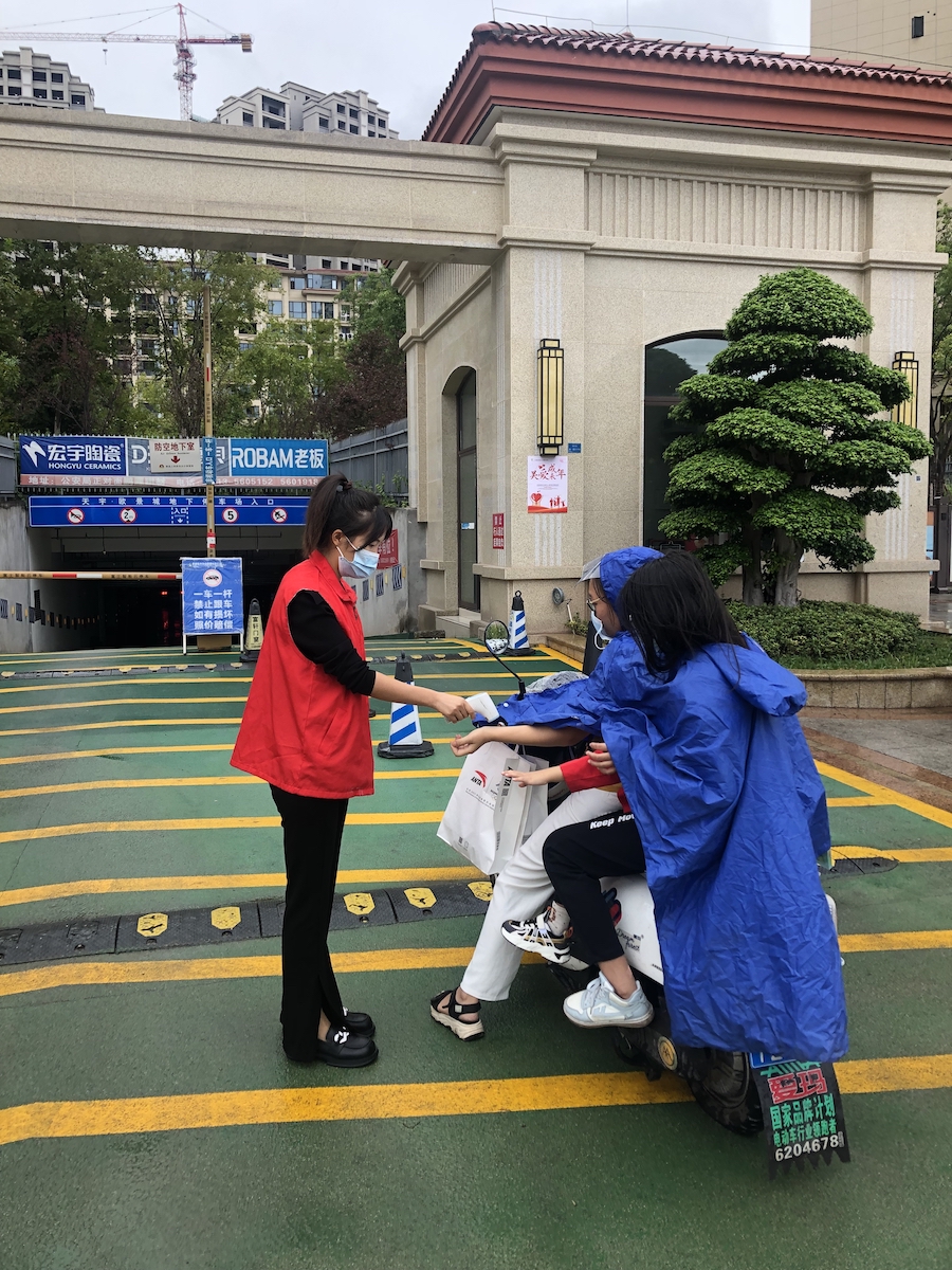 廖容同志協(xié)助開展體溫檢測(cè)（1）.jpg